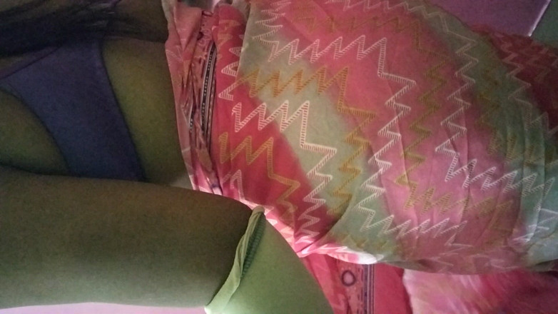 Tamil lesbian: Moglie con la gonna e sari indossano un arrapante