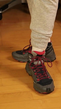 Dirty White Socks & Hiking Shoes - pomalé odstranění tenisek, škádlení ponožkami a nožní hra