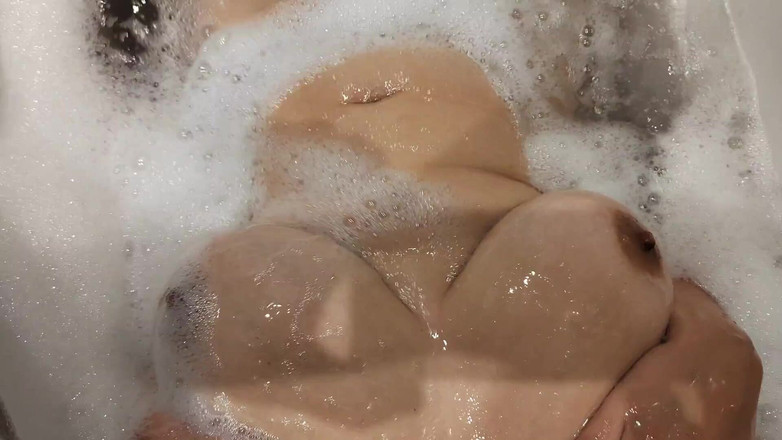 Emma_Alex: Падчерка з великими цицьками у піній ванній кімнаті