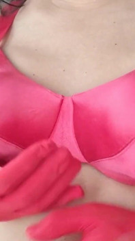 Sexy vs červená saténová podprsenka, C cup hladící prsa