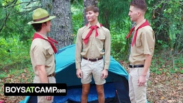 Scoutmasters Greg Mckeon et Colton Mckeon adorent apprendre à de jeunes jumelles de 18 ans à baiser correctement - boysatcamp