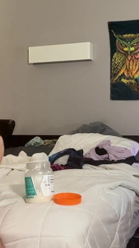 Folla su cara y termina dobándola sobre la cama y criticándola por detrás