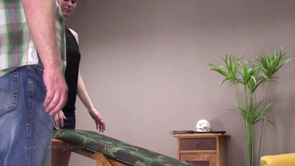 Spanking Server: Lizzy krijgt een harde voorbinddildo