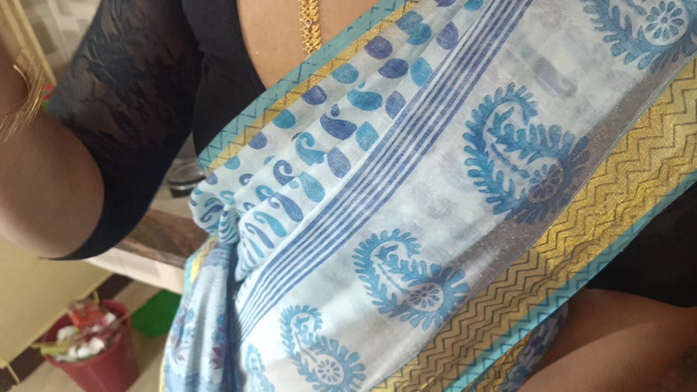 Magilmathi: 熱いレズビアンを楽しむ人妻たち