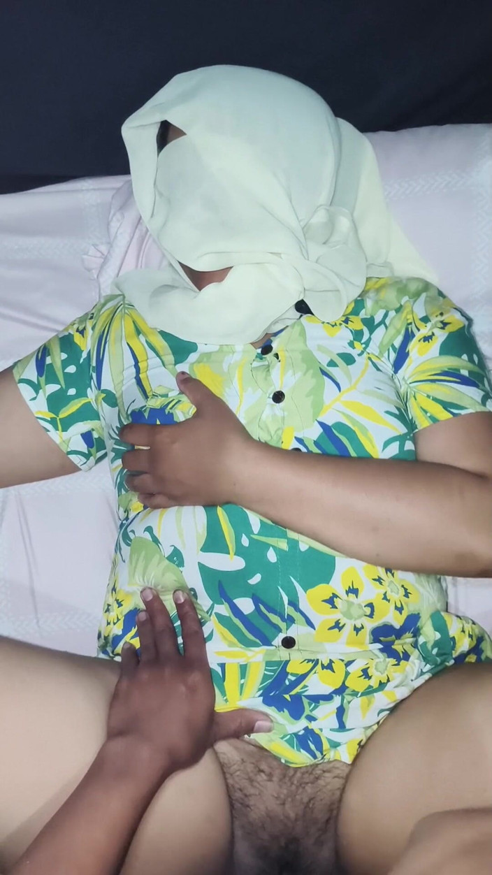 Ayuningsih: Mucama en hijab