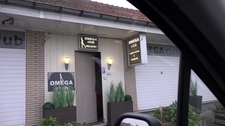 Amateur Pornos XXX: Špinavá děvka tvrdě šuká v žaláři, gloryhole a intenzivní trojka s výstřikem...