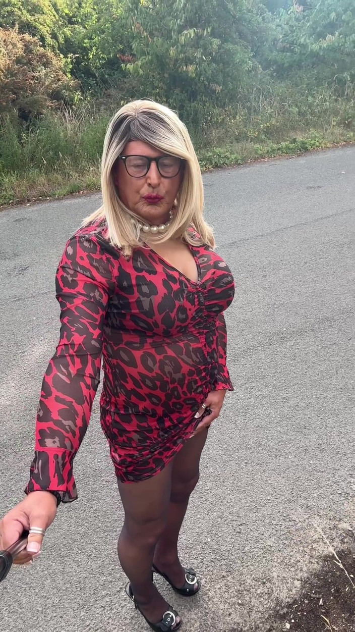 Kellycd2022: Sexig crossdresser Kellycd2022 Njuter av en eftermiddagskörning en liten depåstopp...