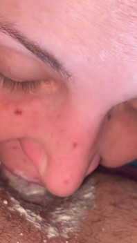 Sudut pandangan pertama rimming pagi dengan krim dalam lateks (video tersuai)