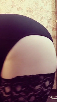 Mueve Ese Gran Culo Con Tus Calzoncillos Nuevos. Esposa Madura Se Prueba Unas Bragas Grandes.