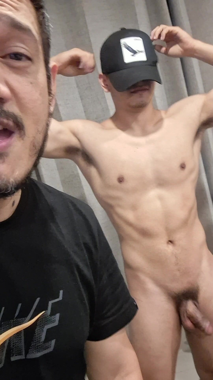 Bare skin man: A început să vorbească și a terminat cu gura plină