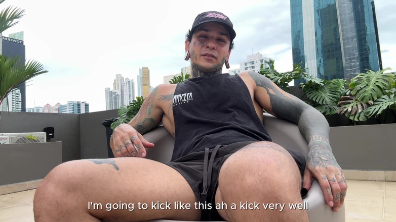 Dyavol: O macabro gigante humilha o minúsculo humano em público