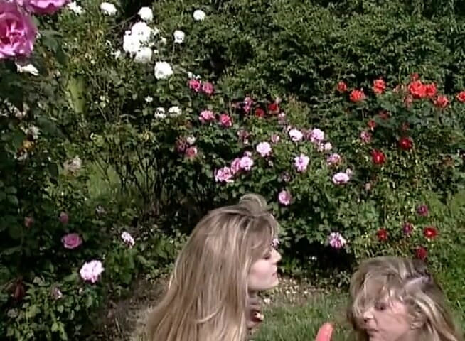 Lesbo Tube: Sexy meiden hebben plezier in de achtertuin