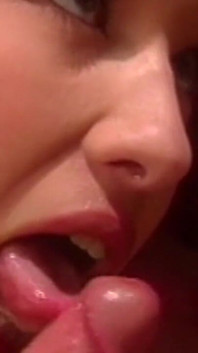 Une brune séduisante se fait doigter et baiser sur le canapé