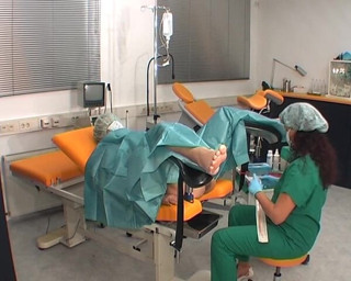 Rubber & Clinic Studio - 1ATOYS: Asistentă în ținută de chirurgie verde