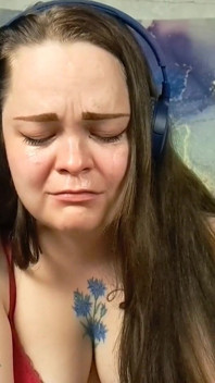 Soluçando enquanto ouve música triste