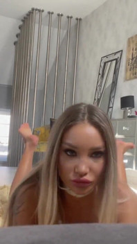 Beyaz iç çamaşırlı Monika Fox mastürbasyonu