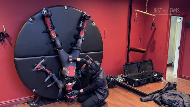 Inmate Cody and SubEdgeX: Pup Twink klädd som Spindel-man fastspänd på bondage Wheel och...