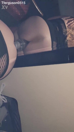 HisSlutyWife: Cewek nakal ini lagi asik nyepong dildo ukuran raksasa sambil...