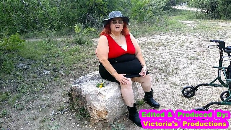 BBW nurse Vicki adventures with friends: 性感护士vicki在公园里散步，露出并戏弄你