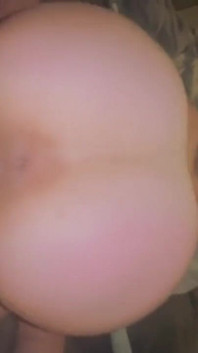 Une grosse bite pénètre une petite brune