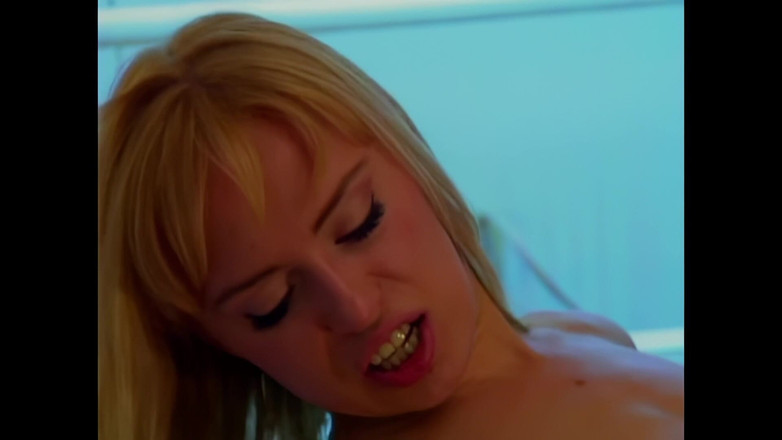 Bewitched!: Pirang sensual mendapat kacau di pantat selama sesi di solarium