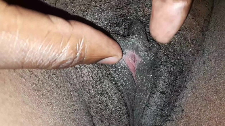 SweetCake: Kremsi amcık masajı büyük zenci yarağıyla sikilmeye hazırlanıyor