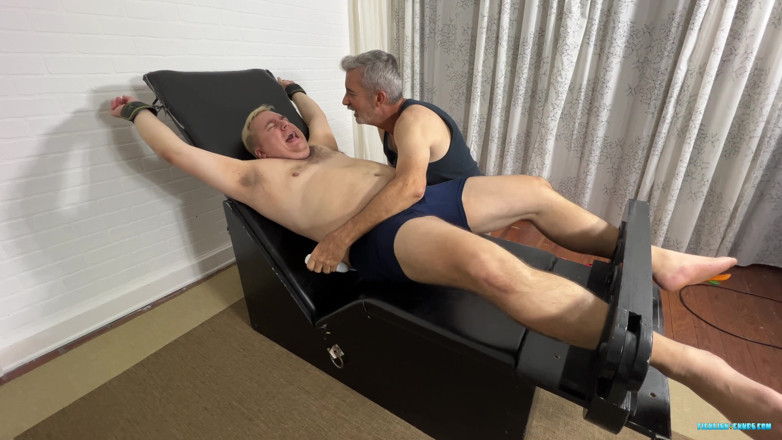 Ticklish Chubs: Papa Brian se venge