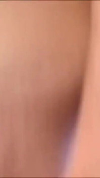 Tesão de garota adora masturbação anal no banheiro