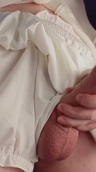 Trans dívka vytáhla ptáka zpod bílé sukně a udělala se