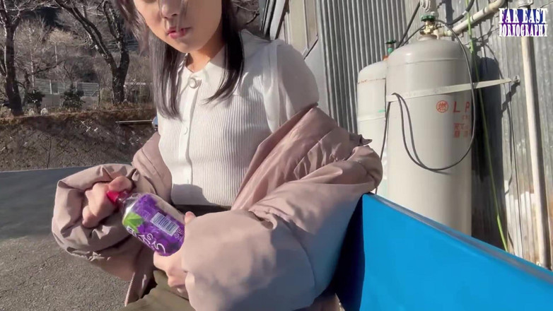 Far East pornography: 満ち足りた瞳が彼女の張りのある先端に熱く締まったピークを刺激する裸の乳首の散歩フェーズ。