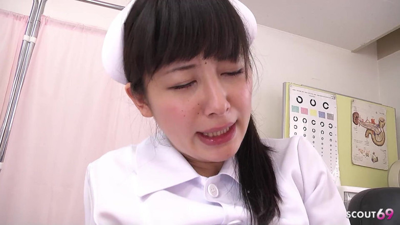 Asian porn collection: Drobná asijská sestra podvedena ke starému mladému dvojitému creampie šukání v...