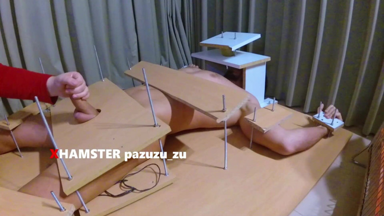 Pazuzu_zu: Femdom kaki menggoda dan mengusik. Handjob dengan orgasme yang musnah