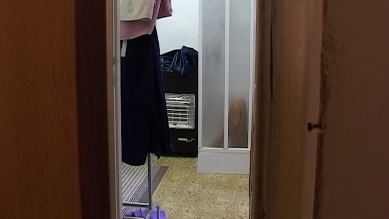 THAGSON 18+: Babe stript uit en buigt voorover in de deuropening