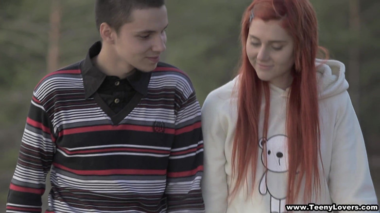 Teeny Lovers: Zrzavá teenagerka šuká v parku