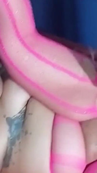 Jeune gros cul jouant avec la chatte
