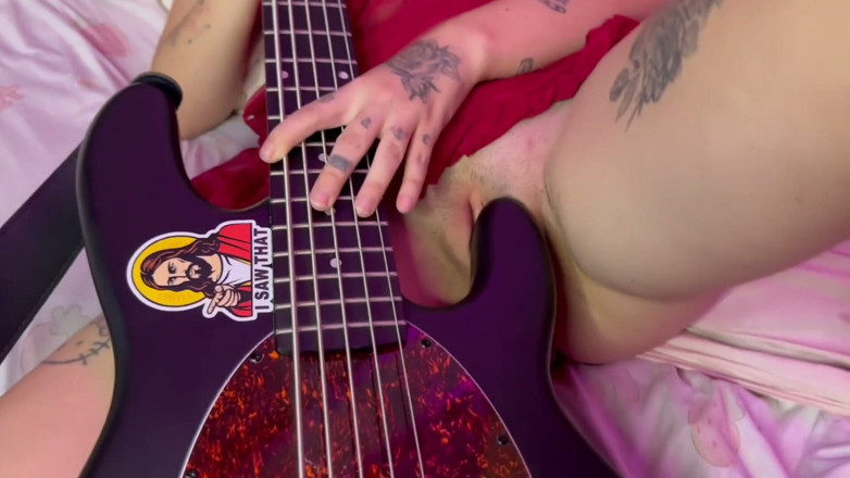 lanalovacutie: Fuck-my-guitar