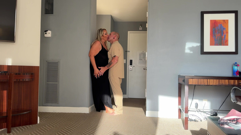 Venus Rising_Hotwife: Olgun orta yaşlı seksi kadın buluşmada balo randevusunu sikiyor