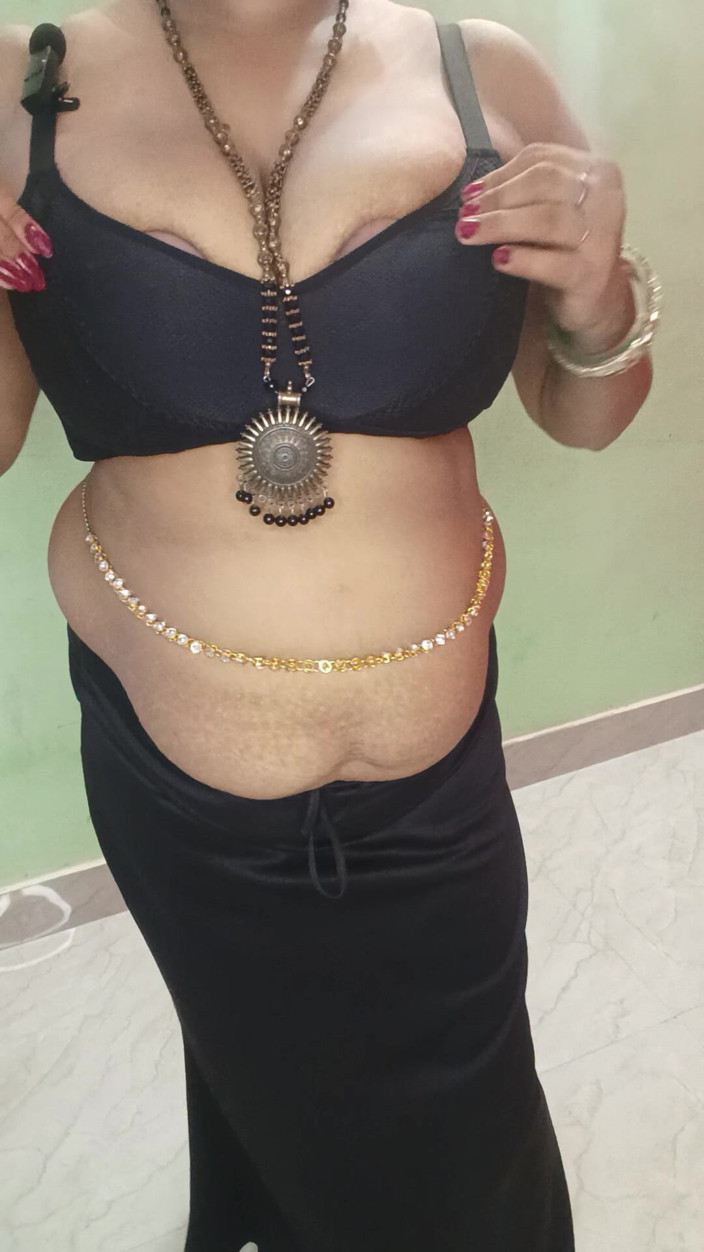 Kavita suman: India grandota baila y en sari, blusa en voz hindi...