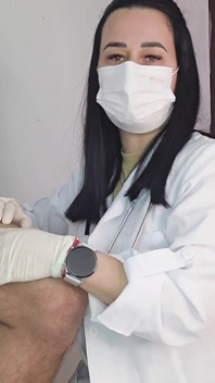 Emergencia Universitaria: Enfermera Examina a Estudiante Con Erección Persistente