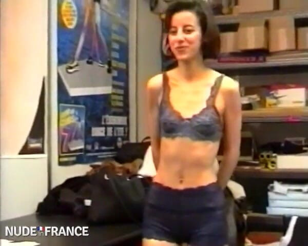 La France a Poil: Caroline, splendida piccola ninfomane, discreta e molto eccitata