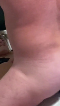 Heiße MILF bekommt einen schnellen fick, der mit einem riesigen squirting-orgasmus endet
