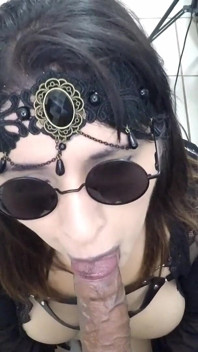 Gótica dominatrix chupa um fã de sorte