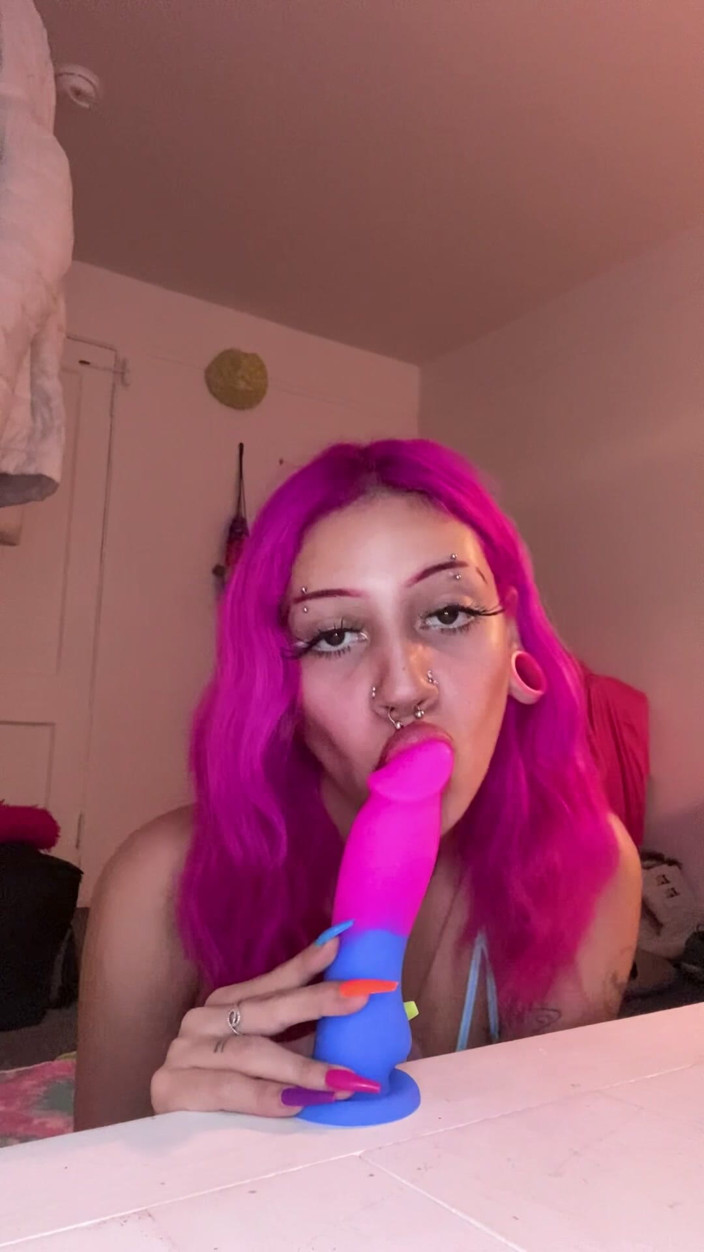 Nali Marie: Teenie-hure würgt an dickem dildo, bis sie heult