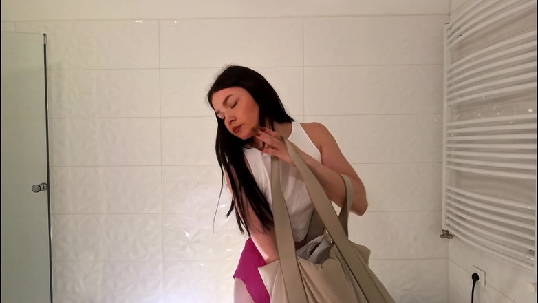 No panties TV: Ateşli seksi amatör güzel üniversiteli kız banyoda beyaz pamuklu külotunu çıkararak amını...