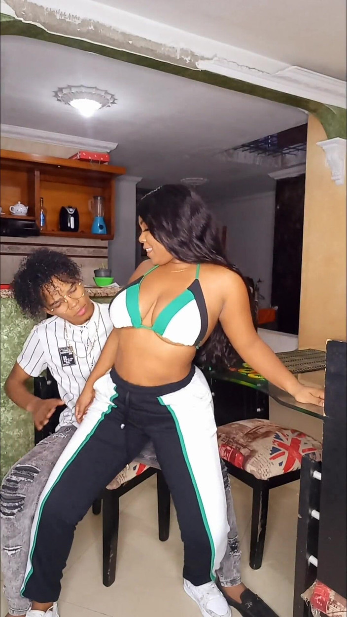 AndreaAndJean: Mijn stiefzus danst Krytok voor me terwijl we in de...