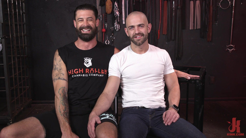 Kinky Bites Gay: Dans la maison du chien : Alpha Wolfe étire le trou de...