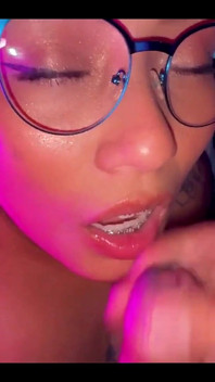 性感的深喉口交和射在我淫荡女友的脸上