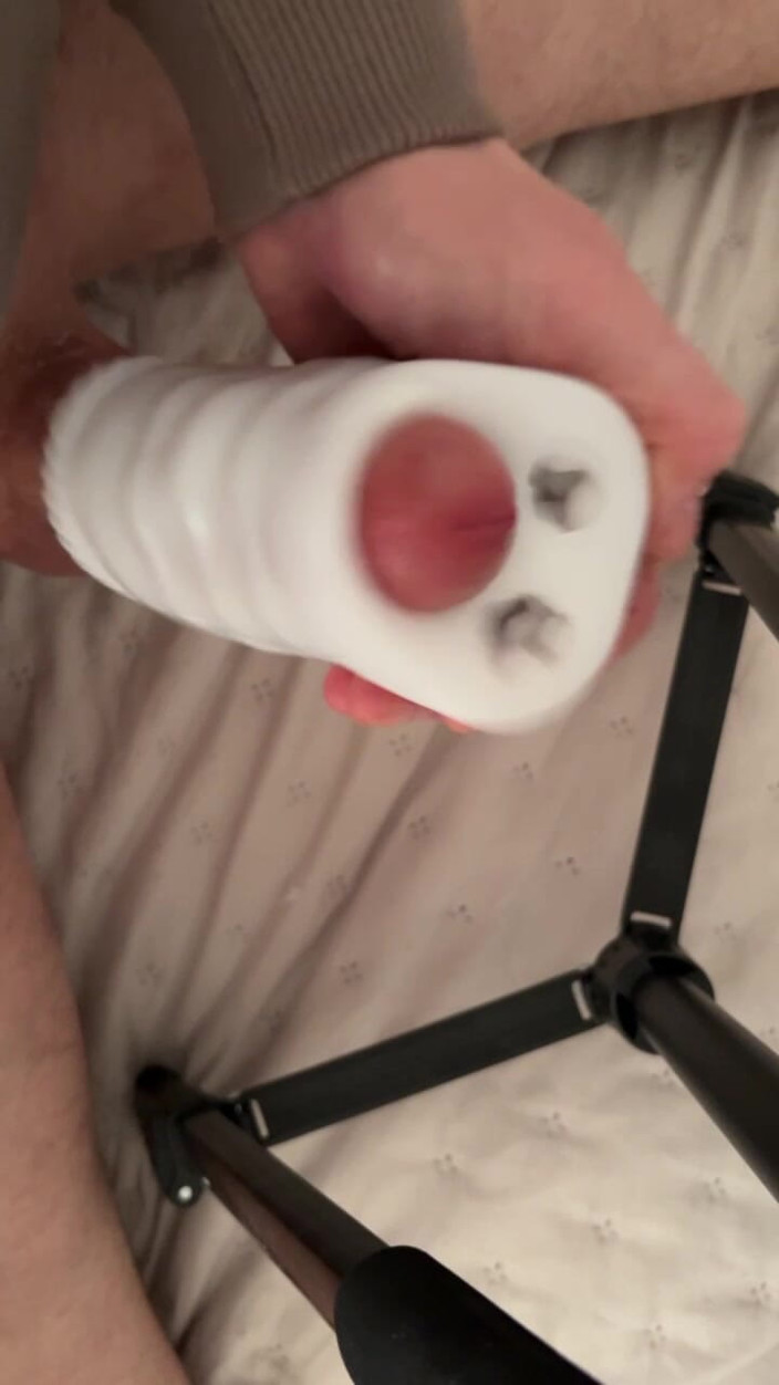 Dosstoevsky: Huge niszczy wibrator Fleshlight i wypełnia go spermą