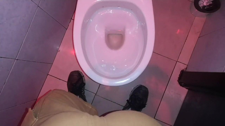 Monster_Meat_: Gozando no banheiro do tom do bar finlandês Gran-Canaria