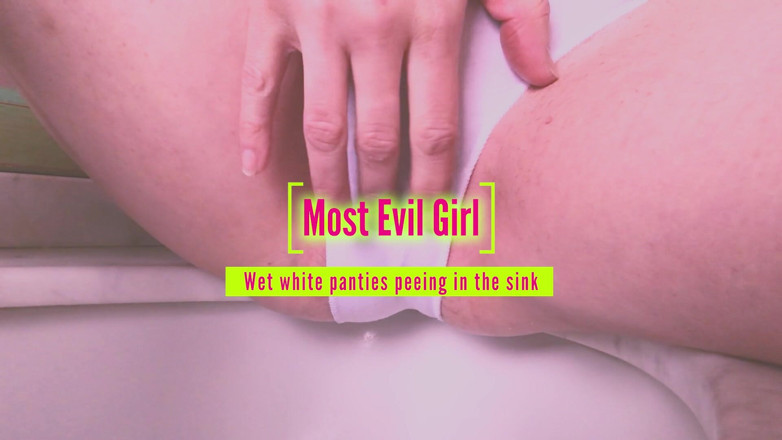 Most Evil Girl: Мокрі білі трусики писяють у раковину